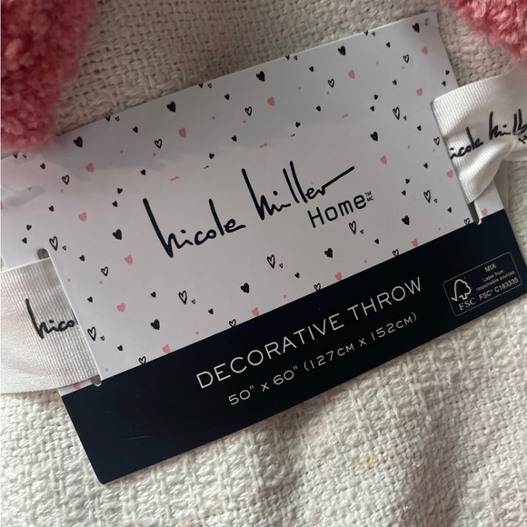 Valentines blanket raised hearts and has tassels Nicole Miller - Picture 6 of 7